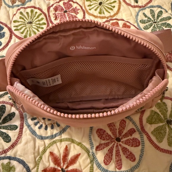 Lululemon Everywhere Belt Bag 2L Pastel Pink - Picture 3 of 3